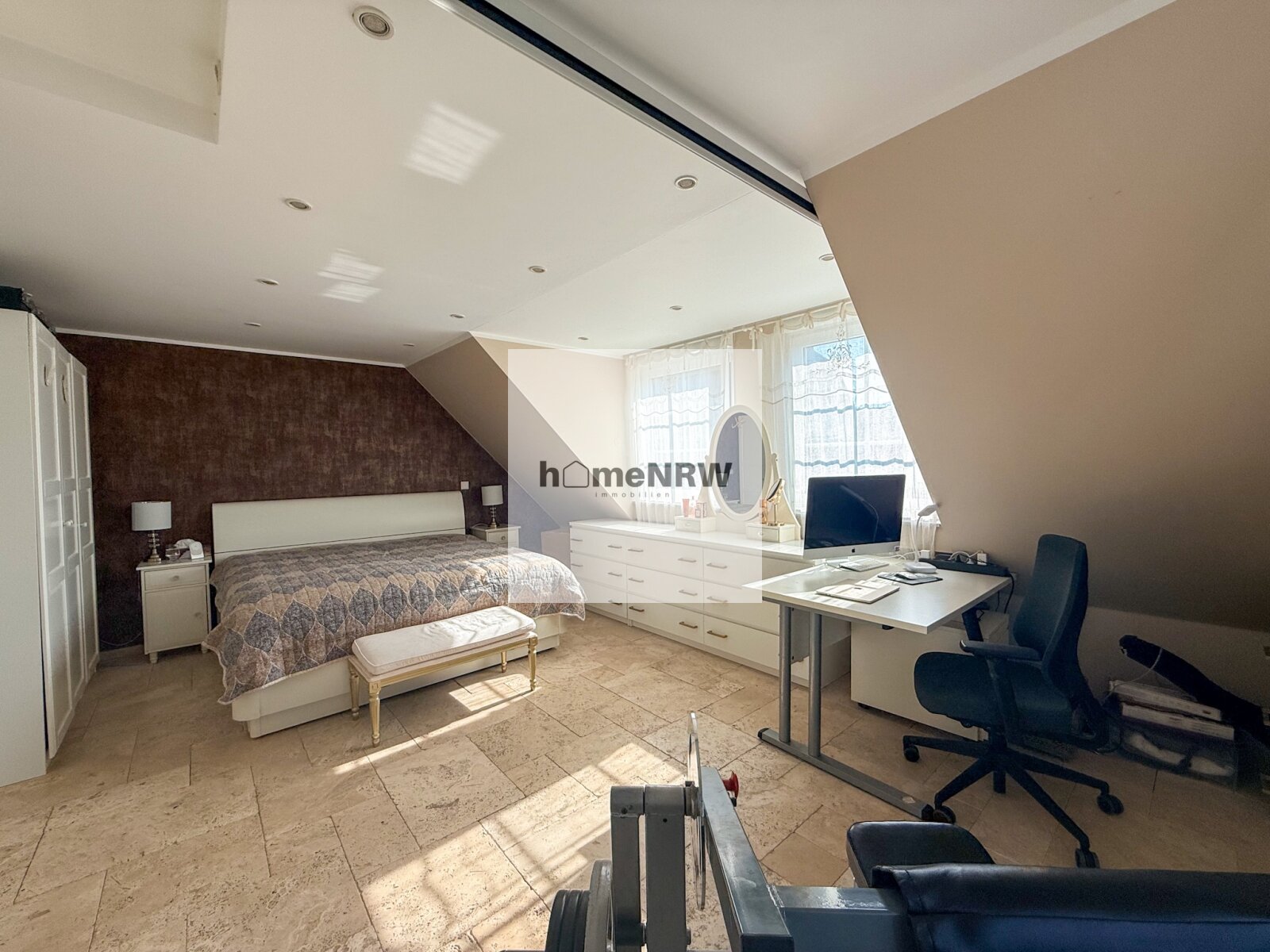 Hochwertiges Einfamilienhaus in Meerbusch – beheizter Pool, eigener Brunnen und Top-Lage