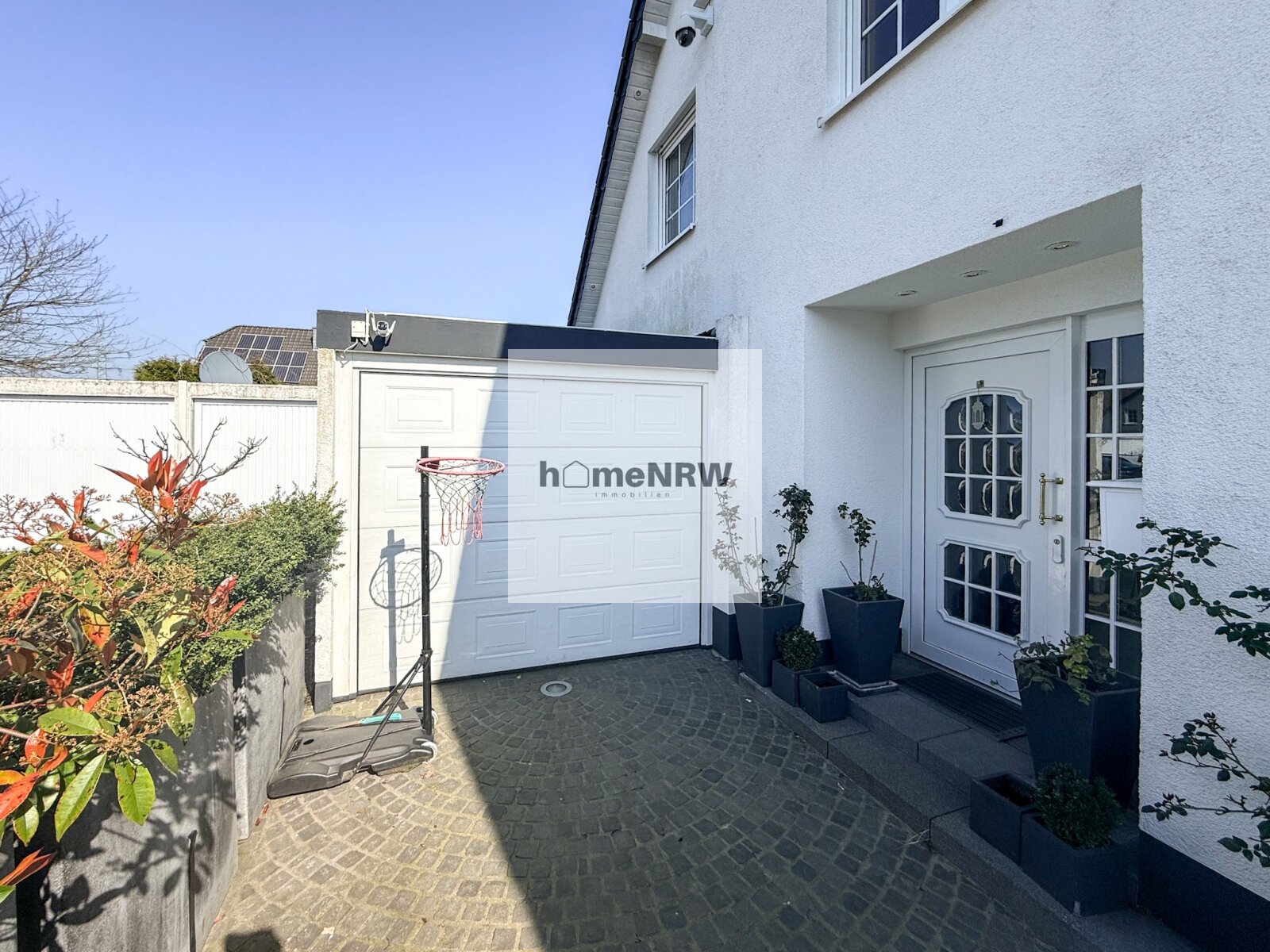 Hochwertiges Einfamilienhaus in Meerbusch – beheizter Pool, eigener Brunnen und Top-Lage