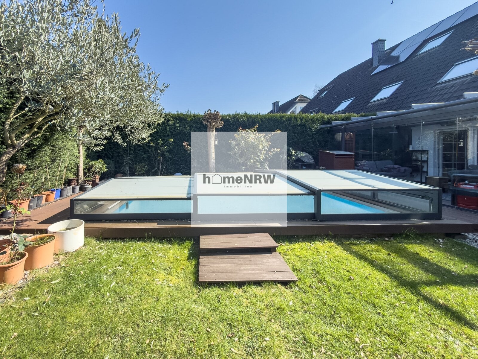 Hochwertiges Einfamilienhaus in Meerbusch – beheizter Pool, eigener Brunnen und Top-Lage