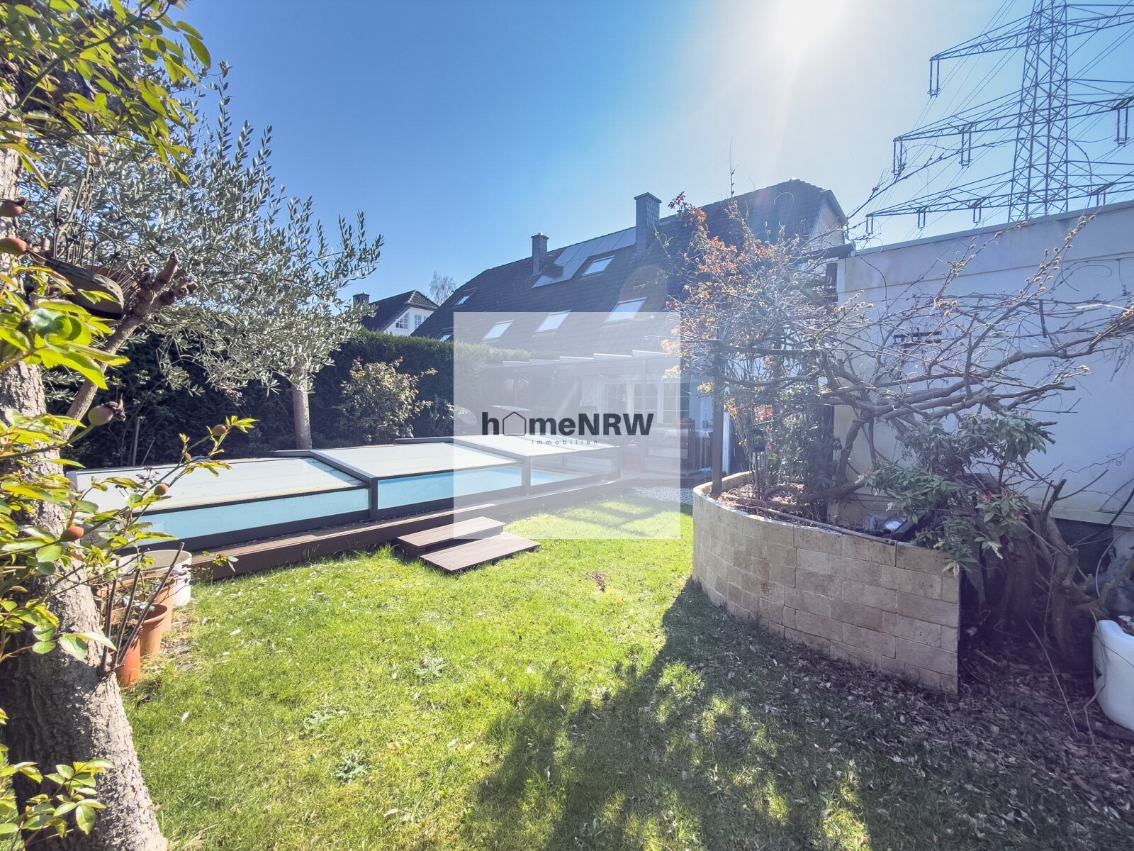 Hochwertiges Einfamilienhaus in Meerbusch – beheizter Pool, eigener Brunnen und Top-Lage