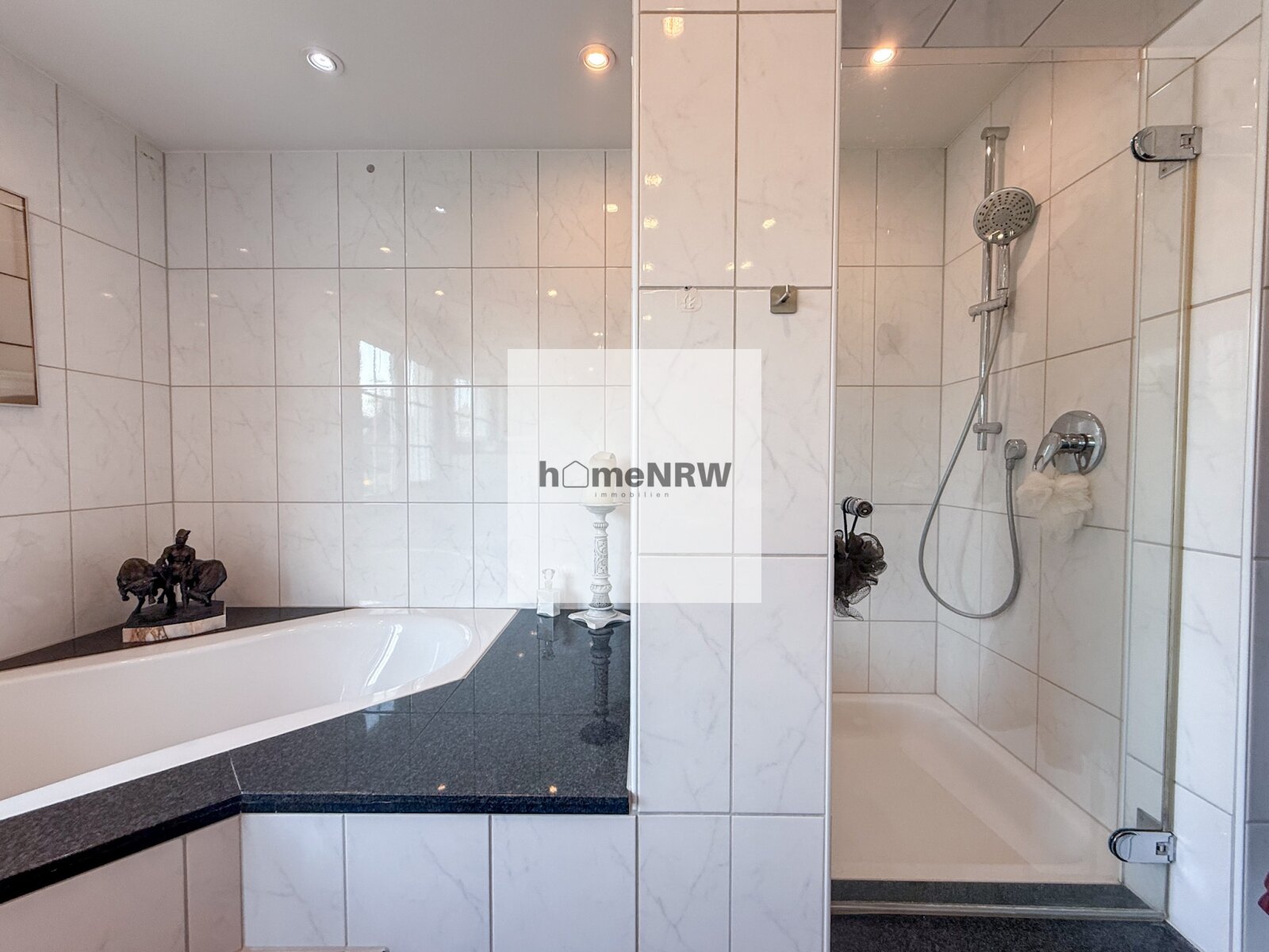 Hochwertiges Einfamilienhaus in Meerbusch – beheizter Pool, eigener Brunnen und Top-Lage