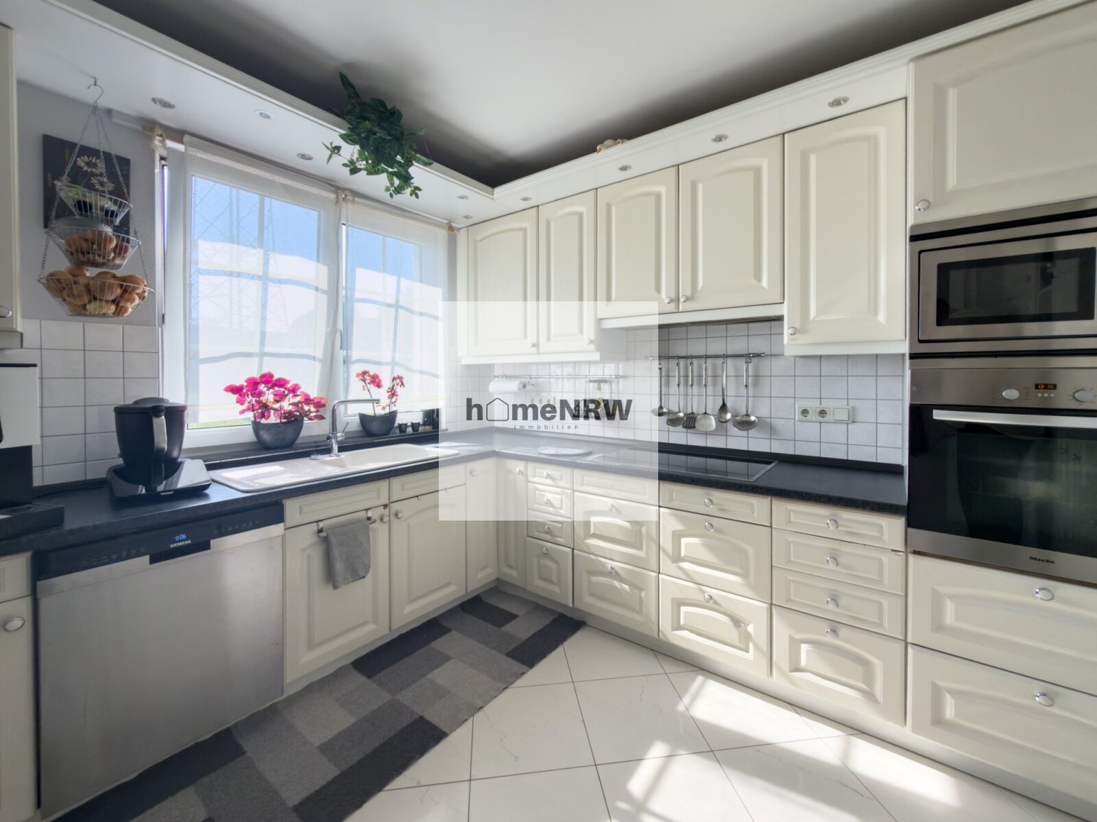 Hochwertiges Einfamilienhaus in Meerbusch – beheizter Pool, eigener Brunnen und Top-Lage