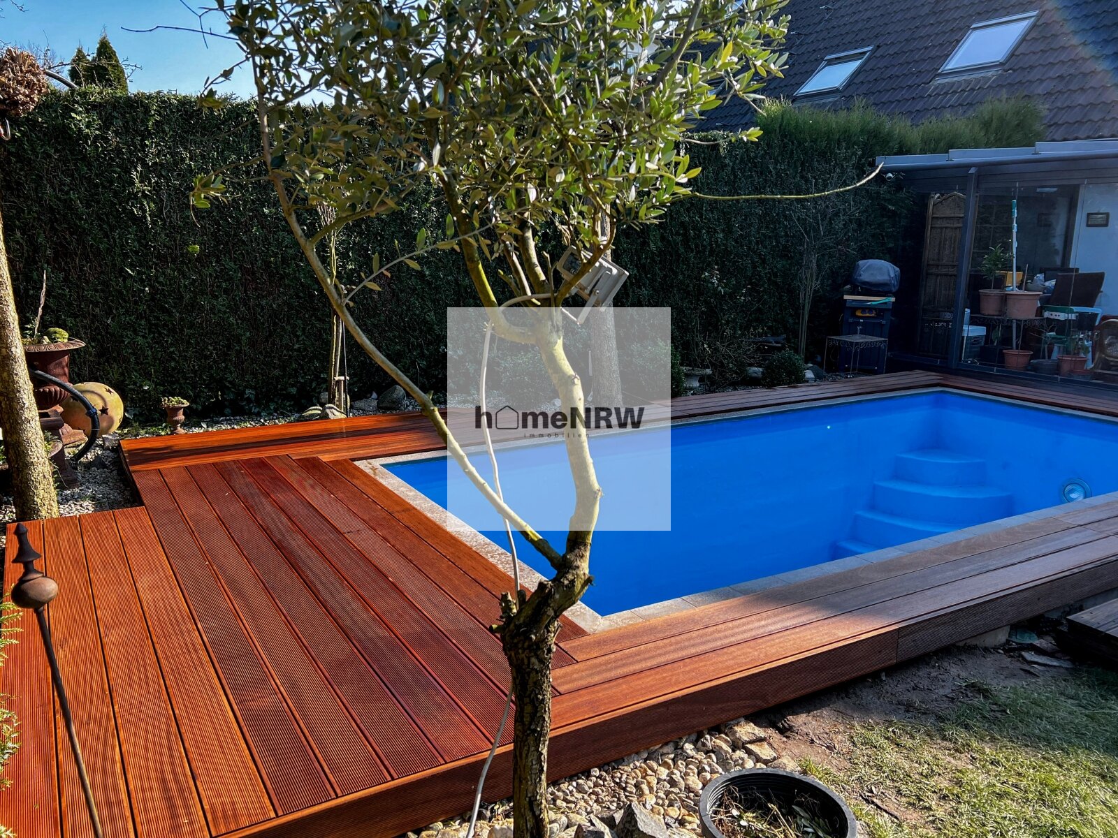 Hochwertiges Einfamilienhaus in Meerbusch – beheizter Pool, eigener Brunnen und Top-Lage