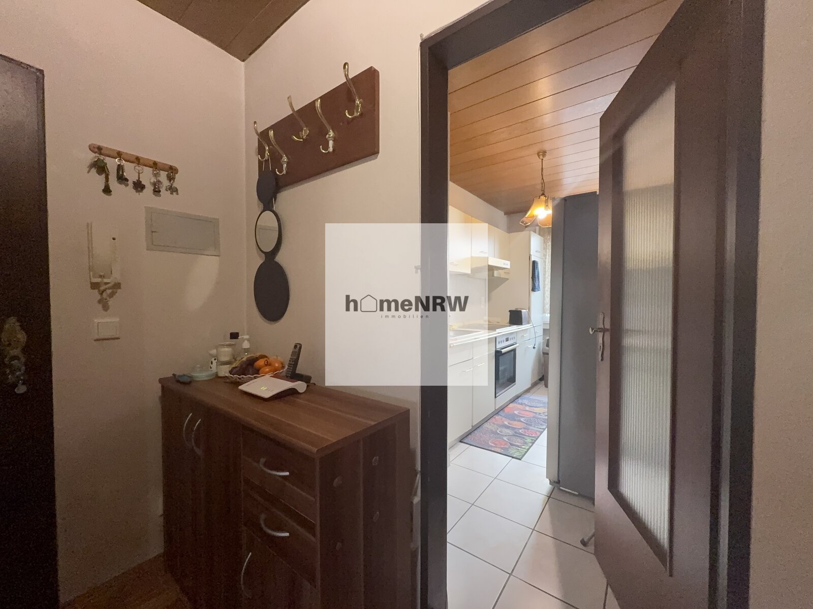 Praktischer Eingangsbereich mit direktem Küchenzugang