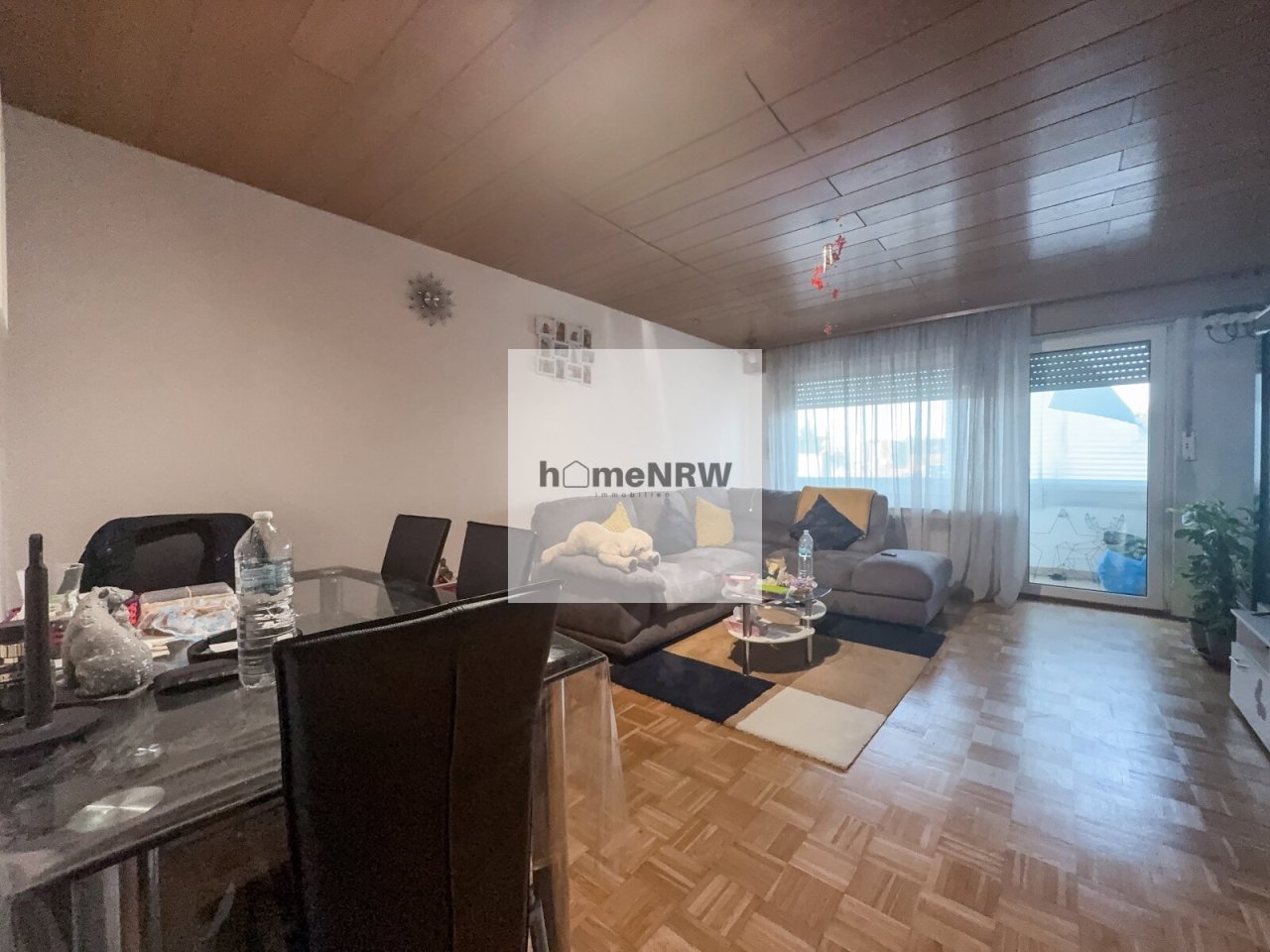 Offenes Wohn- und Arbeitsbereich mit fließenden Übergängen