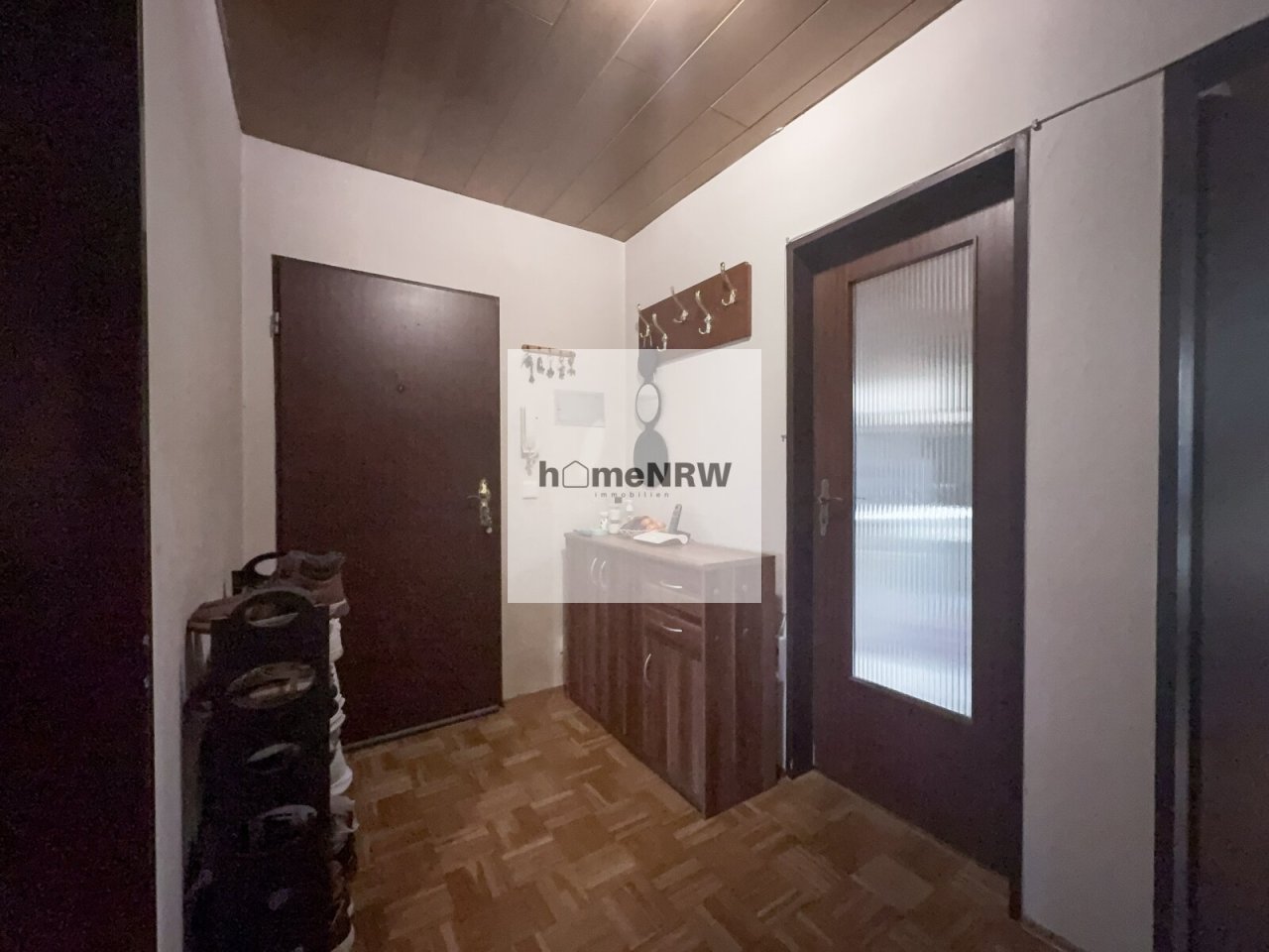 Funktionaler Flur mit optimaler Raumaufteilung und direkter Küchenanbindung